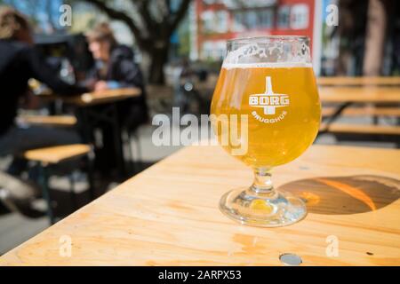 Ein kaltes Bier an einem kühlen Sommertag in der Innenstadt von Reykjavik Stockfoto