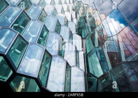 Harpa Concert Hall - EIN markanter moderner Glas-Wabenkonzert mit der nationalen Oper und Symphonie Stockfoto