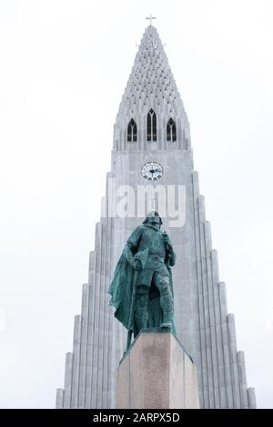 Eine majestätische Statue von Leif Erikson in Reykjavik, Island Stockfoto