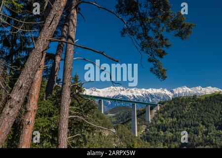 Europa-Brücke an DER A13 Brennerautobahn, Nordkettenmassiv in der Ferne, bei Innsbruck, Tyrol, Österreich Stockfoto