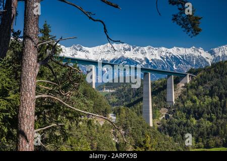 Europa-Brücke an DER A13 Brennerautobahn, Nordkettenmassiv in der Ferne, bei Innsbruck, Tyrol, Österreich Stockfoto