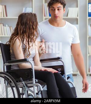 Patienten in der Rehabilitation recovery Programm mit Arzt Stockfoto