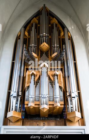 Große Pfeifenorgel nach dem Entwurf des deutschen Organbauers Johannes Klais in der Hallgrímskirkja-Kirche Stockfoto