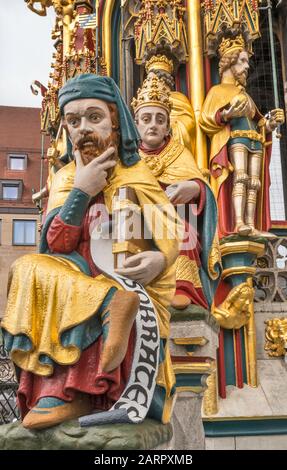 Statuen am Schoner Brunnen, erstellt von Heinrich Beheim, 14.. Jahrhundert, am Hauptmarkt in Nürnberg, Bayern, Deutschland Stockfoto