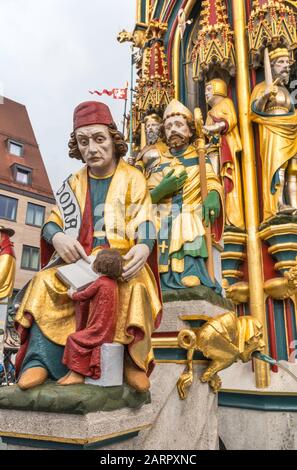 Statuen am Schoner Brunnen, erstellt von Heinrich Beheim, 14.. Jahrhundert, am Hauptmarkt in Nürnberg, Bayern, Deutschland Stockfoto