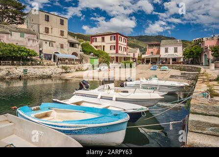 Angeln und Sportboote in Marina und Hafen im Dorf Centuri, Korsika, Frankreich Stockfoto