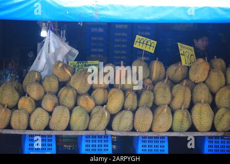 Chiang Mai/Thailand, 25. Dezember 2019 - der Laden im Chiang Mai Obstmarkt. Der Muang Mai Markt ist einer der größten lokalen Obstmärkte Stockfoto