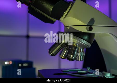 Mikrobiologische Labor Mikroskop im Labor Innenraum Stockfoto