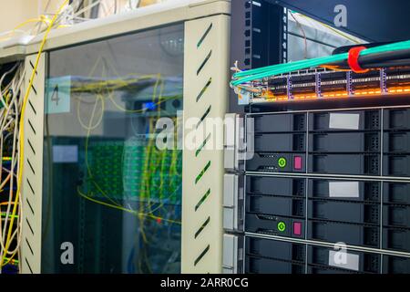 Racks mit Computerausrüstung sind in der Nähe. Moderne Telekommunikationsschränke befinden sich im Serverraum des Rechenzentrums Stockfoto