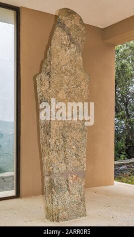 Menhir-Statue, Neolithikum, 2500-2000 v. Chr., ausgestellt im Straßenpavillion in der Hügelstadt Pieve, Region Nebbio, Haute-Corse, Korsika, Frankreich Stockfoto