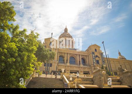 Blick auf die zentralen Sehenswürdigkeiten Barcelonas an einem sonnigen Sommertag mit blauem Himmel Stockfoto