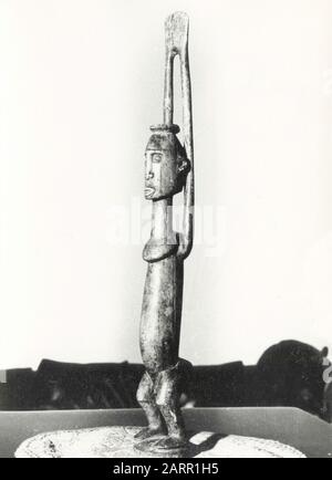 Afrikanische Holzfigurenskulptur aus Stammholz, 1950er Jahre Stockfoto