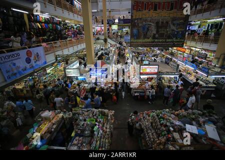 Chiang Mai/Thailand, 25. Dezember 2019 - der Marktstand für Touristen auf dem Warorot-Markt. Der Tourismus ist der Hauptfaktor des Wirtschaftswachstums in Thailand Stockfoto