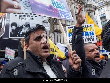 Kaschmiris und Sikhs protestieren am Republiktag 2020 außerhalb der indischen Hochkommission in London. Ein Anti-Indien-Protest, der der Welt von den diskriminierenden und rassistischen Verbrechen erzählt, die der indische Staat unter Modi gegen Muslime, Sikhs, Christen, Dalits usw. anpöbelt 26. Januar 2020 Stockfoto