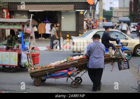 Bangkok/Thailand - 26. Dezember 2019: Der bewegliche Lebensmittelstallmotor auf der Straße, um das Essen zu verkaufen, eine der besonderen Szenen in Bangkok Stockfoto