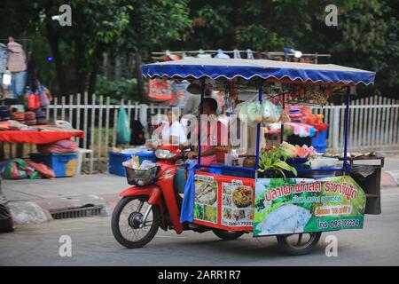 Bangkok/Thailand - 26. Dezember 2019: Der bewegliche Lebensmittelstallmotor auf der Straße, um das Essen zu verkaufen, eine der besonderen Szenen in Bangkok Stockfoto