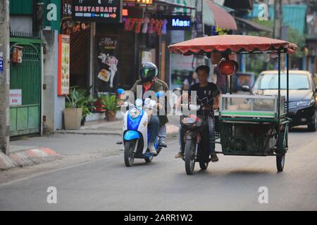 Bangkok/Thailand - 26. Dezember 2019: Der bewegliche Lebensmittelstallmotor auf der Straße, um das Essen zu verkaufen, eine der besonderen Szenen in Bangkok Stockfoto