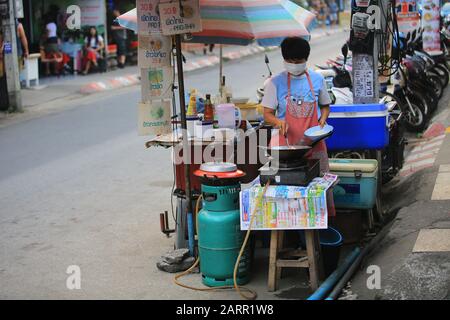 Chiang Mai/ Thailand - 26. Dezember 2019: Der bewegliche Essenstall Motor auf der Straße, um das Essen zu verkaufen, eine der besonderen Szenen in Bangkok Stockfoto