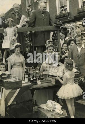 Der Brite Sir Winston und Lady Churchill während der Carnival Parade, Westerham, Großbritannien 1956 Stockfoto