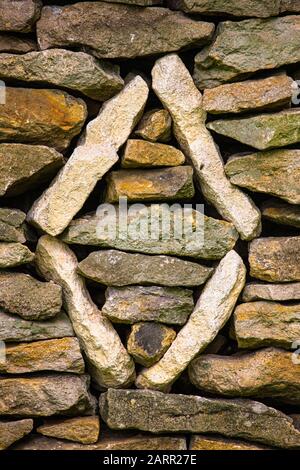 Ausschnitt aus einer Trockensteinmauer in Yorkshire. Stockfoto