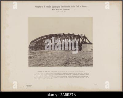 Umlagerung der ehemaligen Rijnspoorwegbaan Utrecht-Amsterdam zwischen Utrechter und Maarssen Feste Brücke über den Kanal. Blick von einem Punkt südlich der Brücke und östlich der Kanalachse Datum: 11. Dezember 1890 Standort: Maarssen, Maarssen, Utrechter (prov.), Utrechter (Stadt) Schlüsselwörter: Eisenbahnbrücken, Wasserbau Stockfoto