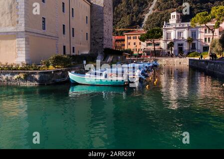 Kleiner Hafen im Zentrum von Riva del Garda. Stockfoto