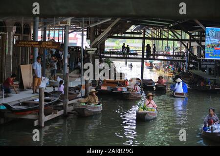 Bangkok/Thailand - 29. Dezember 2019: Der lokale Anbieter verkauft das Produkt auf dem Fluss in Damnoen Saduak Floating Market Stockfoto