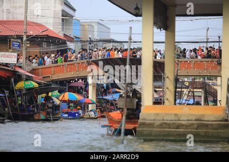 Bangkok/Thailand, 29. Dezember 2019 - Thailänder verkaufen die Lebensmittel auf dem schwimmenden Markt Amphawa an Touristen. Die Tourismusbranche ist die Hauptwirtschaftsbranche Stockfoto