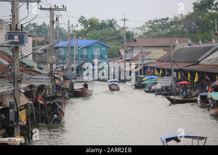 Bangkok/Thailand, 29. Dezember 2019 - Thailänder verkaufen die Lebensmittel auf dem schwimmenden Markt Amphawa an Touristen. Die Tourismusbranche ist die Hauptwirtschaftsbranche Stockfoto