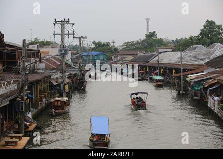 Bangkok/Thailand, 29. Dezember 2019 - Thailänder verkaufen die Lebensmittel auf dem schwimmenden Markt Amphawa an Touristen. Die Tourismusbranche ist die Hauptwirtschaftsbranche Stockfoto