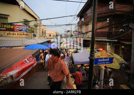 Bangkok/Thailand, 29. Dezember 2019 - Thailänder verkaufen die Lebensmittel auf dem schwimmenden Markt Amphawa an Touristen. Die Tourismusbranche ist die Hauptwirtschaftsbranche Stockfoto