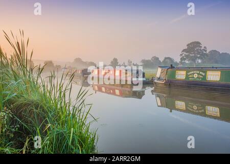 Narrowboats auf den Ashby Kanal bei Shackerstone in der Morgendämmerung. Stockfoto