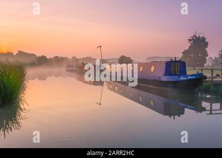 Narrowboats auf den Ashby Kanal bei Shackerstone in der Morgendämmerung. Stockfoto