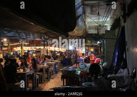 Bangkok/Thailand, 29. Dezember 2019 - der nächtliche Blick auf den schwimmenden Markt Amphawa. Die Tourismusbranche ist das wichtigste wirtschaftliche Einkommen Thailands Stockfoto