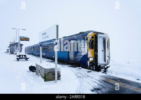 ScotRail Zug am Corrour Station im Schnee auf dem Weg nach Mallaig auf der West Highland Line. Corrour Station ist die höchste in Großbritannien. Stockfoto