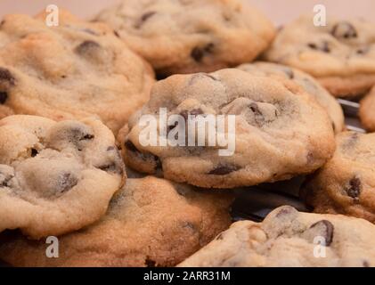 Nahaufnahme eines frisch gebackenen Schokoladenchip-Plätzchens. Stockfoto