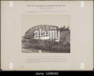 Neuanordnung der ehemaligen Rijnspoorwegbaan Utrecht-Rotterdam zwischen Utrechter und Vleuten Feste Brücke über den Kanal. Blick auf die Brücke während der Transaktion. Blick auf einen Punkt nördlich der Brücke und westlich des Kanals Anmerkung: Jedes der beiden Gleise ist mit einem Zug beladen, der sich aus 4 Geschwindigkeitsloks zusammensetzt, die jeweils 70,7 Tonnen wiegen und 1 Tenderlok mit 38,4 Tonnen Gewicht. Die Brücke ist für Doppelspur ausgelegt und besteht aus zwei Hauptträgern aus gezogenem Eisen, die nach einem Trauf erster Ordnung mit gerader Unterkante, gebogener Oberkante und senkrechten Pfosten montiert sind, zwischen denen Inc Stockfoto