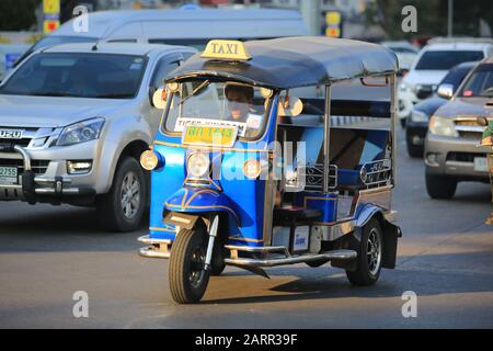 Bangkok/Thailand - 27. Dezember 2019 - Tik Tik ist unterwegs und gehört zu den Transportmitteln in thailand Stockfoto