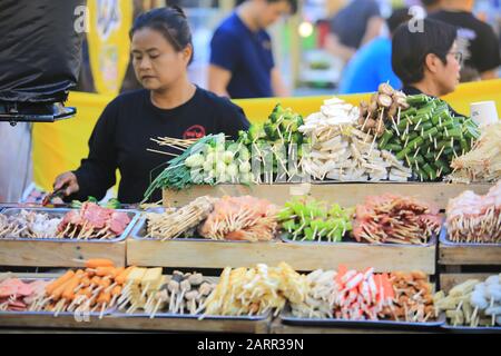 Chiang Mai/Thailand - 24. Dezember 2019: chiang Mai University Night Market oder Kad Na Mor. Einer der größten Nachtmärkte in chiang Mai Stockfoto