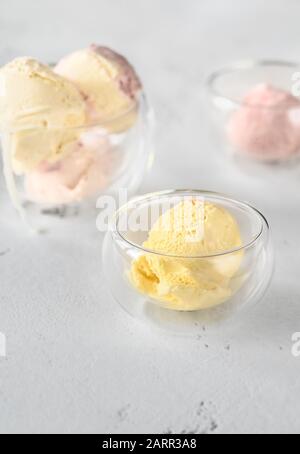 Sortiment an Eiscreme mit verschiedenen Geschmacksrichtungen Stockfoto