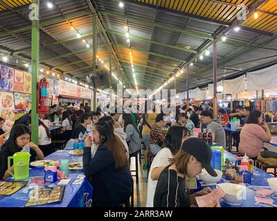 Chiang Mai/Thailand - 24. Dezember 2019: chiang Mai University Night Market oder Kad Na Mor. Einer der größten Nachtmärkte in chiang Mai Stockfoto
