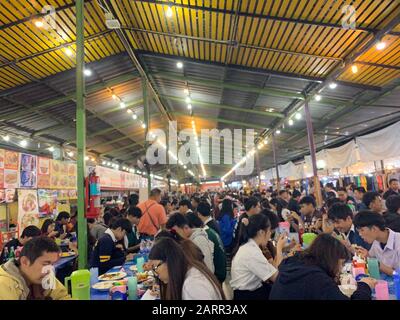 Chiang Mai/Thailand - 24. Dezember 2019: chiang Mai University Night Market oder Kad Na Mor. Einer der größten Nachtmärkte in chiang Mai Stockfoto