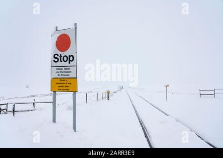 Corrour Station im Schnee. Es ist die höchste Station in Großbritannien mit 1338 Fuß über dem Meeresspiegel. Stockfoto