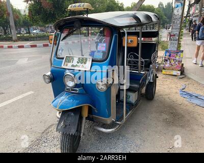 Bangkok/Thailand - 27. Dezember 2019 - Tik Tik ist unterwegs und gehört zu den Transportmitteln in thailand Stockfoto