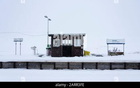 Corrour Station im Schnee. Es ist die höchste Station in Großbritannien mit 1338 Fuß über dem Meeresspiegel. Stockfoto