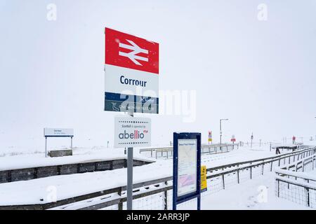 Corrour Station im Schnee. Es ist die höchste Station in Großbritannien mit 1338 Fuß über dem Meeresspiegel. Stockfoto