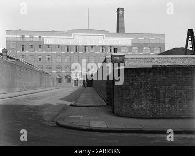 Watson House, London: Eine ehemalige Crosse- und Blackwell-Lebensmittelfabrik, die die Gas Light and Coke Company 1926 in Läden (Erdgeschoss, erste und zweite Etage) und Labors (dritte Etage) umbaute. Nederlands: Reportage Watson House, Londen. Watson House: De fabriek van de Gas Light & Coke Company in Londen, 1933; ' Stockfoto