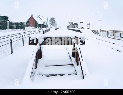 Corrour Station im Schnee. Es ist die höchste Station in Großbritannien mit 1338 Fuß über dem Meeresspiegel. Stockfoto