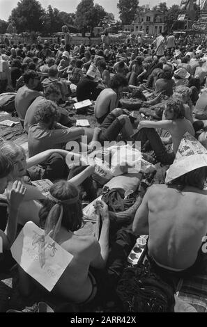 ' Holland Popfestival, Kralingen, Rotterdam, 26. Juni 1970. Drogen verkaufen. Papier liest: Reisen zum Verkauf. Fl. 12.50Nederlands: Festivalpubliek in Kralingse Bos; verkoper van 'trips'. (Reisen te koop. Fl. 12,50). Kralingse Bos, Rotterdam, Zuid-Holland, 26 Juni 1970; ' Stockfoto