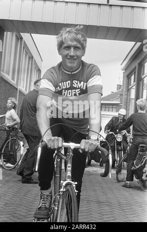 "Français : Tino Tabak lors du Tour de France 1972.Nederlands: Collectie / Archef : Fotocollectie Anefo Reportage / Serie : [ onbekend] Beschrijving : Leden van Nederlandse Tour de France ploeg van Goudsmit en Hoff: Tino Tabak Datum: 5 juli 1972 Trefwoorden, Sport: Persnaretaten Tabak, Tino Instellingsnaam : Tour de France Fotograaf : Fotograaf Onbekend / Anefo Auteursrechtebende : Nationaal Archef Materialsoort : Negatief (zwart/wit) nummer archiefinventaris : bekijk toegang 2.24.01.05 Bestanddemer 7199; 725-7199 ' Stockfoto